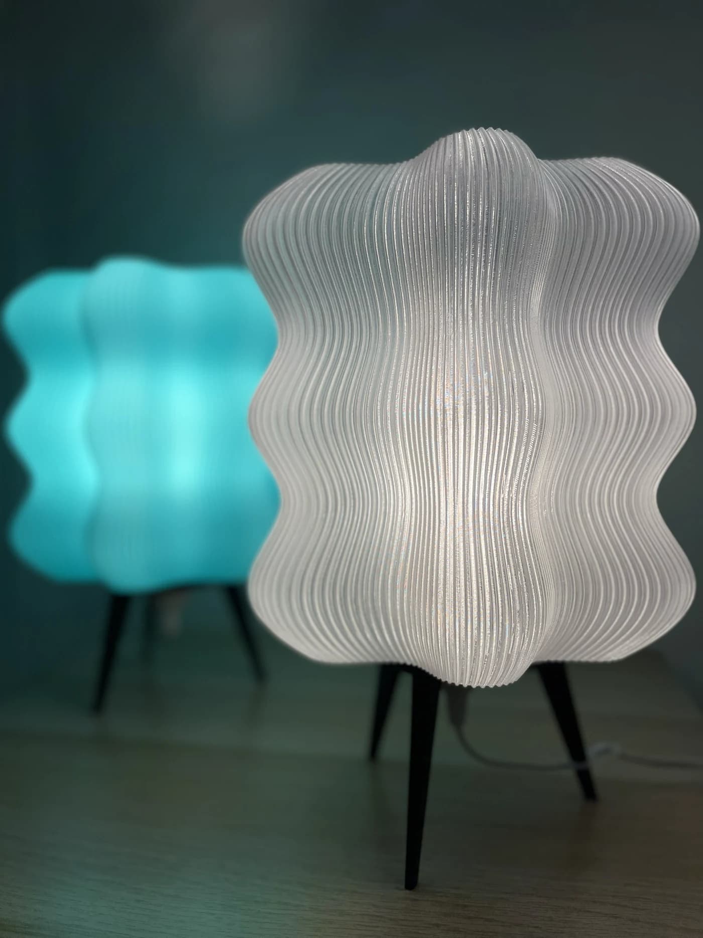 Veioză printată 3D cu pereți ondulați, abajur alb translucid