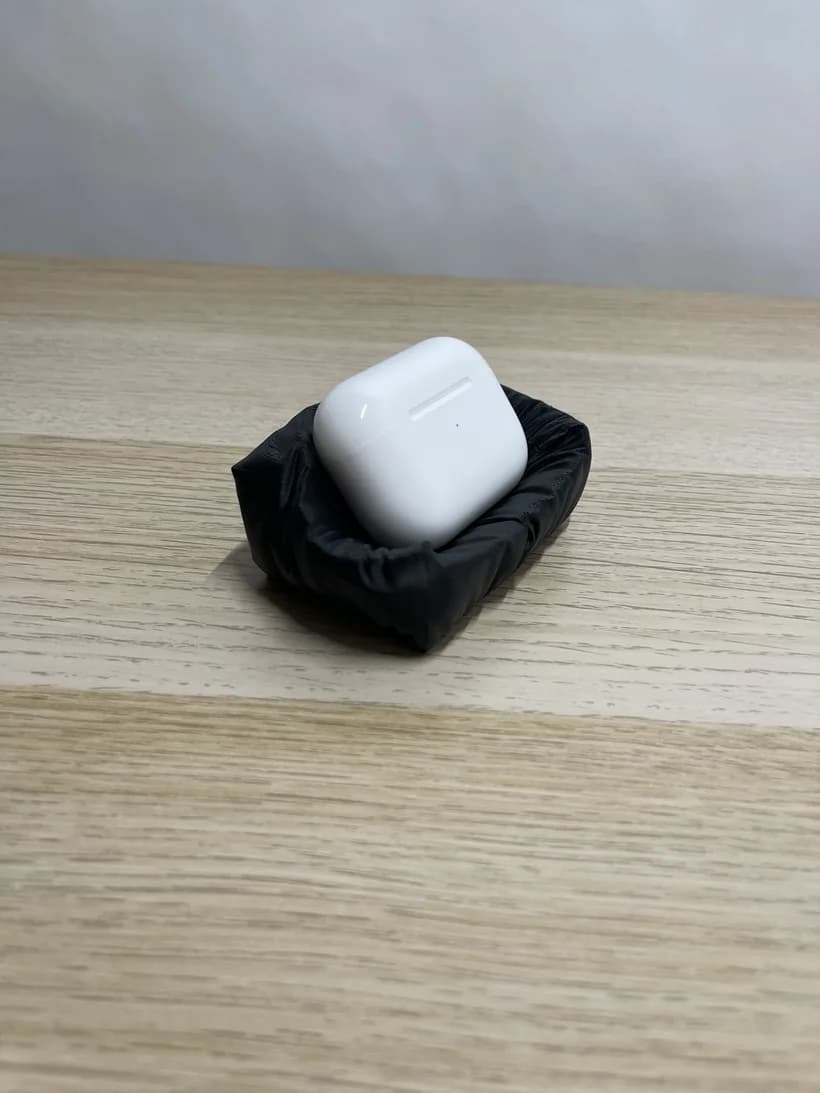 Suport flexibil negru printat 3D pentru AirPods