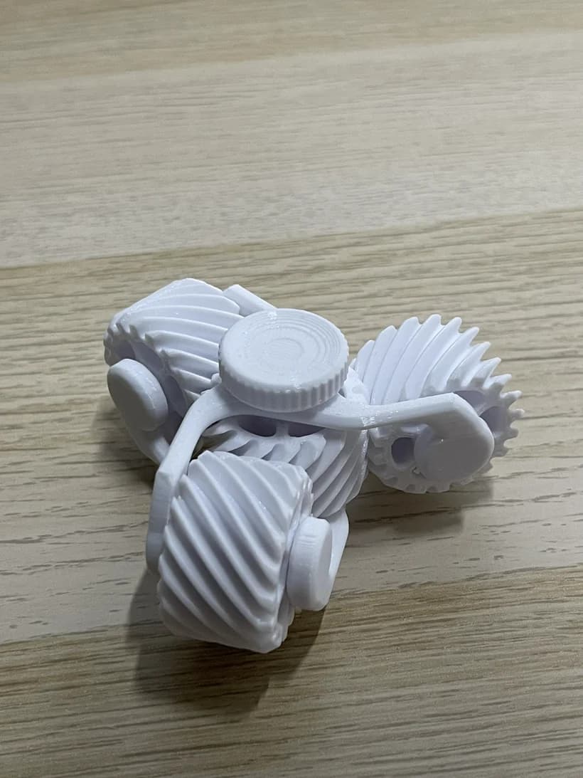 Fidget spinner printat 3D cu roți dințate elicoidale